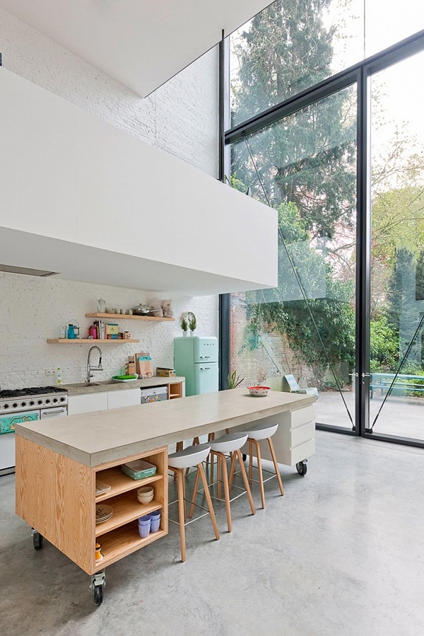 cucina con vista - vetrata, frigorifero Smeg, sgabelli About A Stool del brand danese Hay
